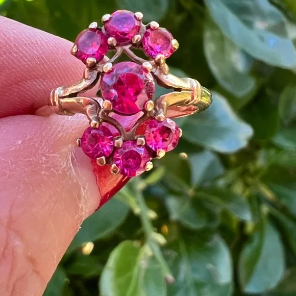 VINTAGE ART DECO SOLID 10K YELLOW GOLD SYNTHETIC RUBY CLUSTER COCKTAIL RING - Picture 7 of 16